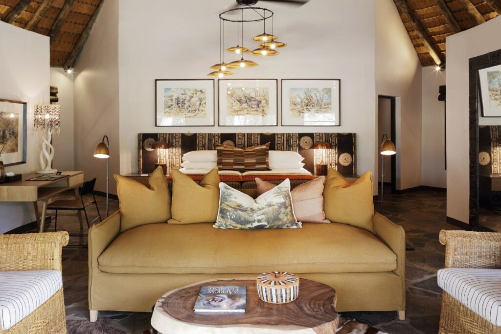Quarto de suíte espaçoso com decoração temática e cama grande, oferecendo luxo e conforto em hospedagens.