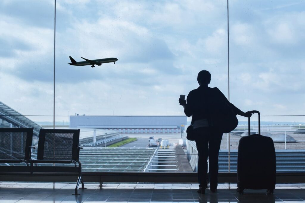 Viajante preparado estudando idiomas e costumes no aeroporto antes do embarque internacional