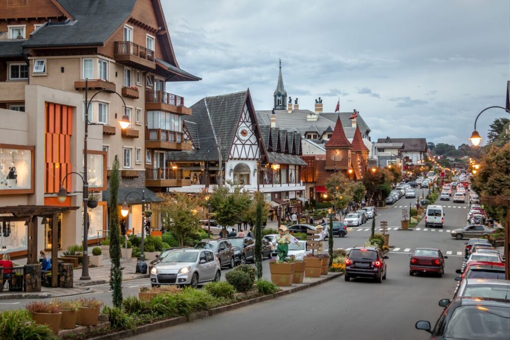 Centro de Gramado iluminado ao entardecer, com fachadas europeias e clima romântico para casais apaixonados