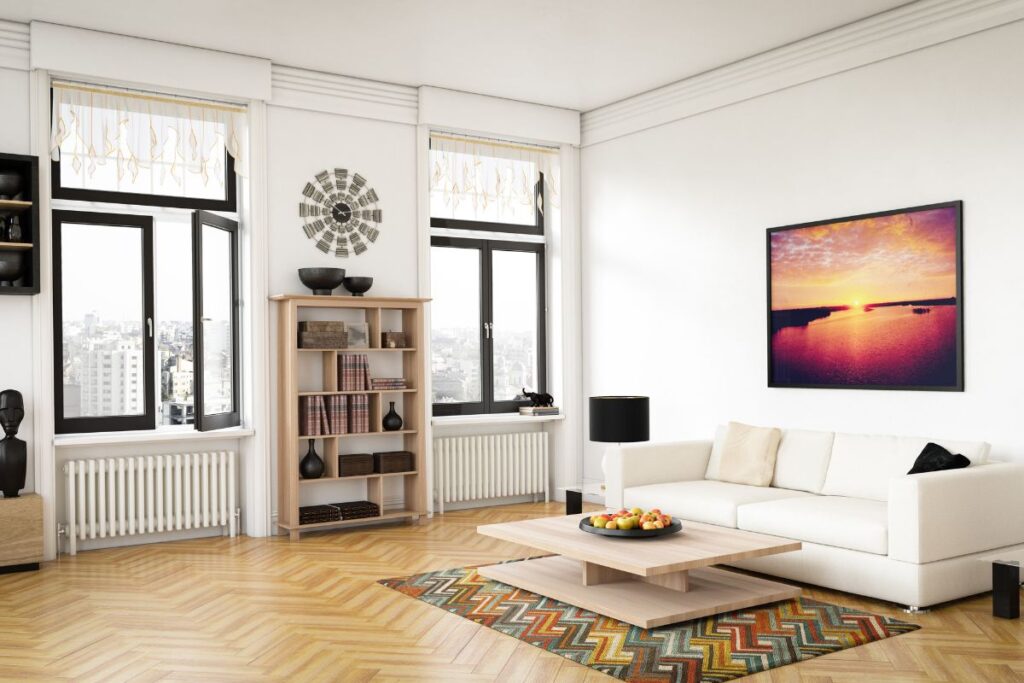 Sala de estar moderna e clean com um sofá branco, mesa de centro e uma prateleira de madeira.