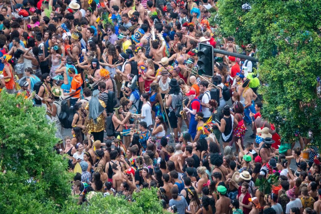 Vista aérea da multidão de foliões em bloco de carnaval do Rio de Janeiro mostrando a dimensão da festa mais incrível do planeta