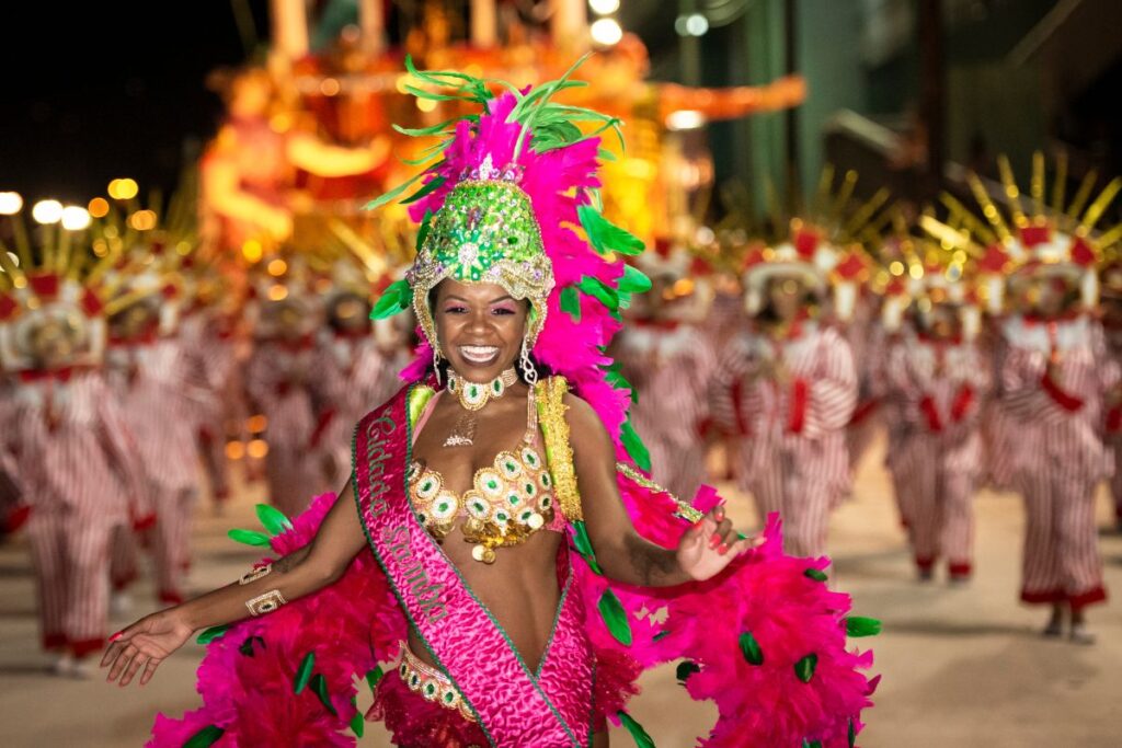 Passista de escola de samba no Carnaval do Rio de Janeiro com fantasia luxuosa pink e verde no Sambódromo
