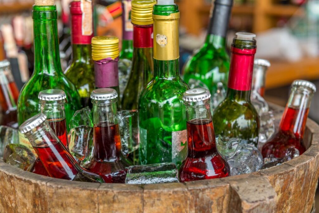 Garrafas de bebidas em balde de gelo.