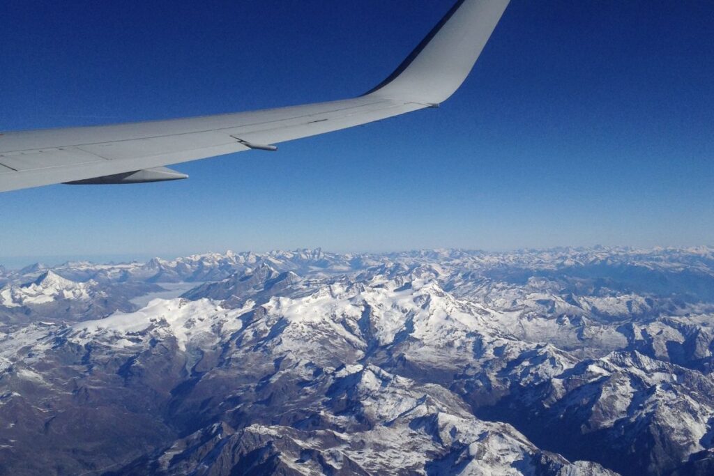 Vista aérea espetacular de viagens de avião sobre cordilheira nevada
Título: A magia de viajar de avião: paisagens que tiram o fôlego