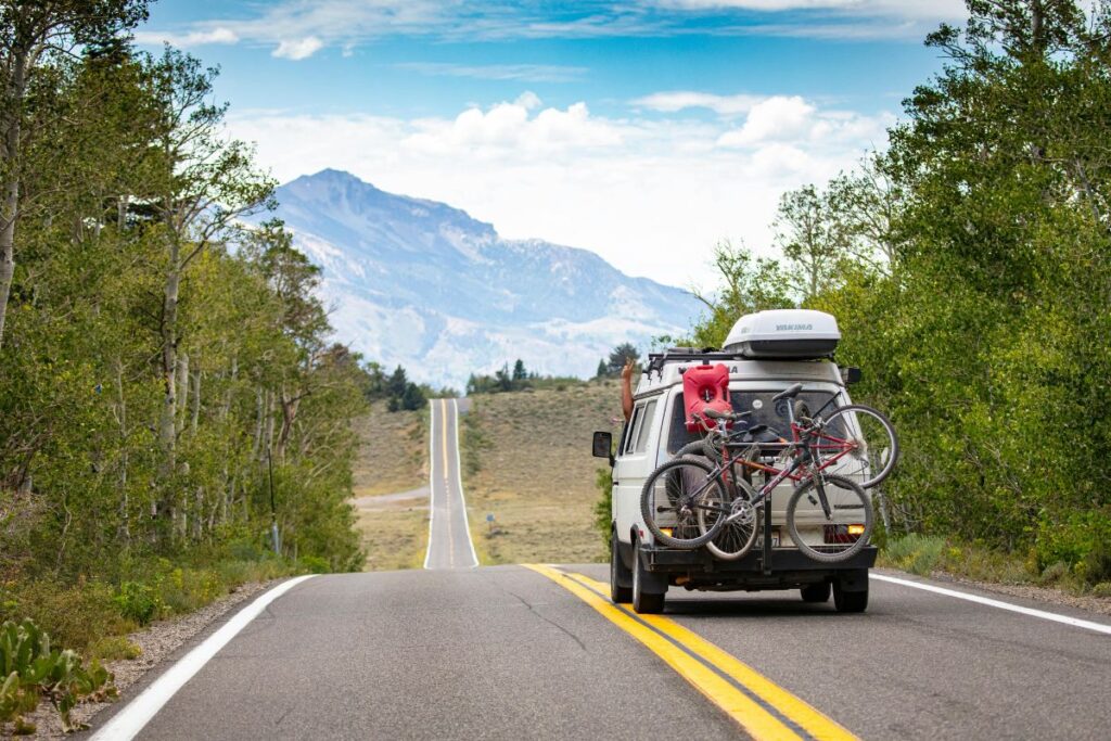 Viagem incríveis de carro com bicicletas em estrada montanhosa
