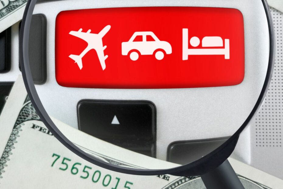 Lupa sobre teclado de computador com ícones de avião, carro e cama, simbolizando a busca por hospedagens e viagens.