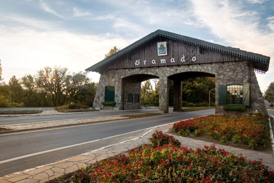 Pórtico de entrada de Gramado iluminado pelo pôr do sol, simbolizando uma viagem romântica inesquecível pela Serra Gaúcha
