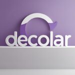 Logo da Decolar em destaque sobre um pódio.