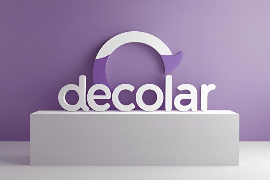 Logo da Decolar em destaque sobre um pódio.