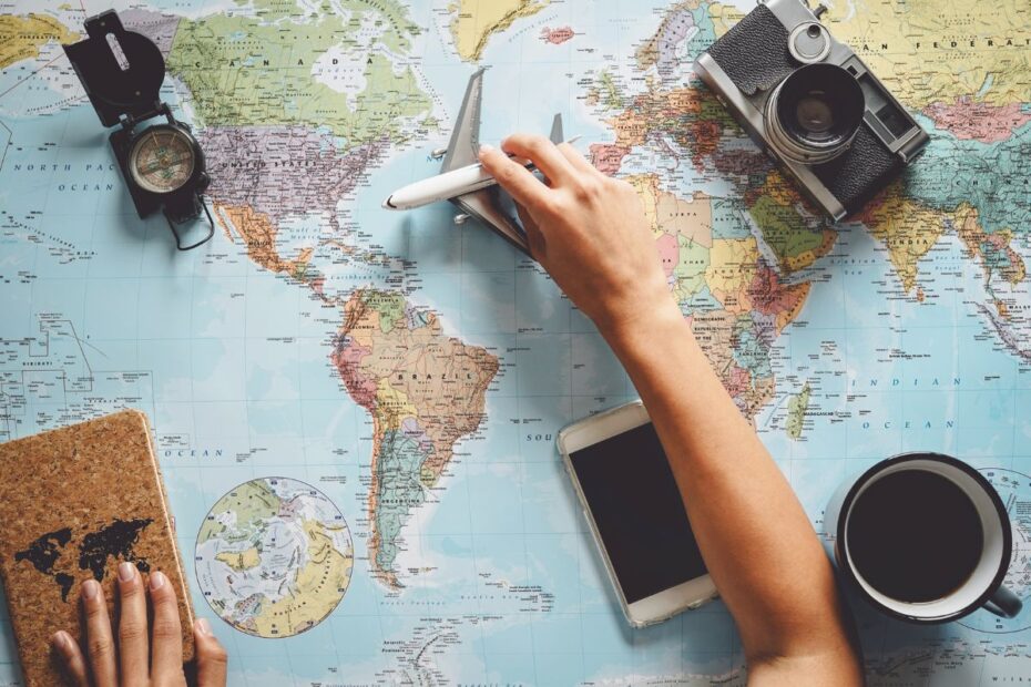 Planejamento de viagens incríveis com mapa-múndi, bússola e câmera fotográfica